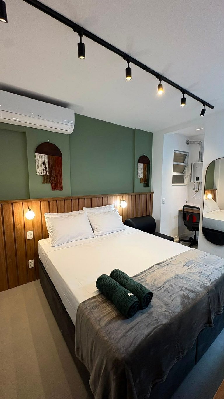Apartamento reformado 150 metros da praia de Copacabana!
